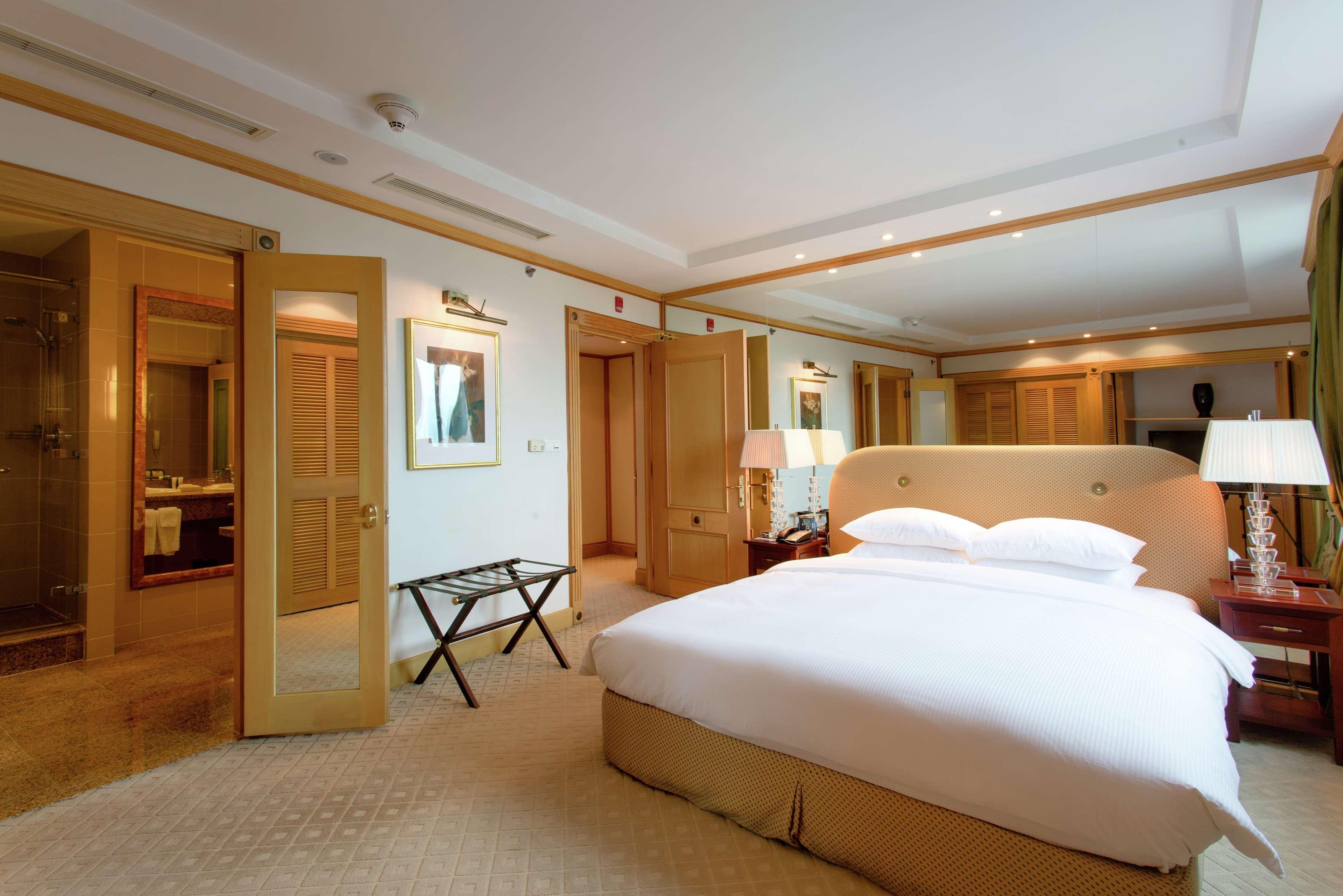 Hilton Hanoi Opera Exterior photo
